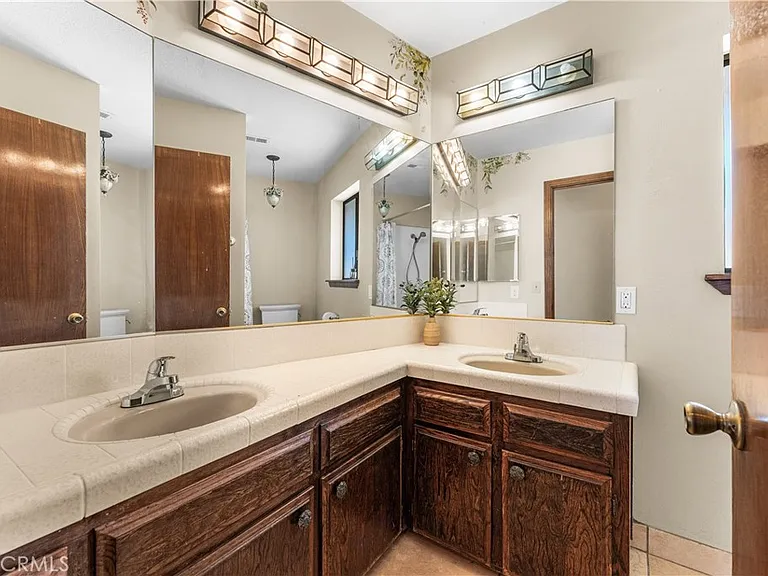 1055 Lakeview Dr — Photo 11