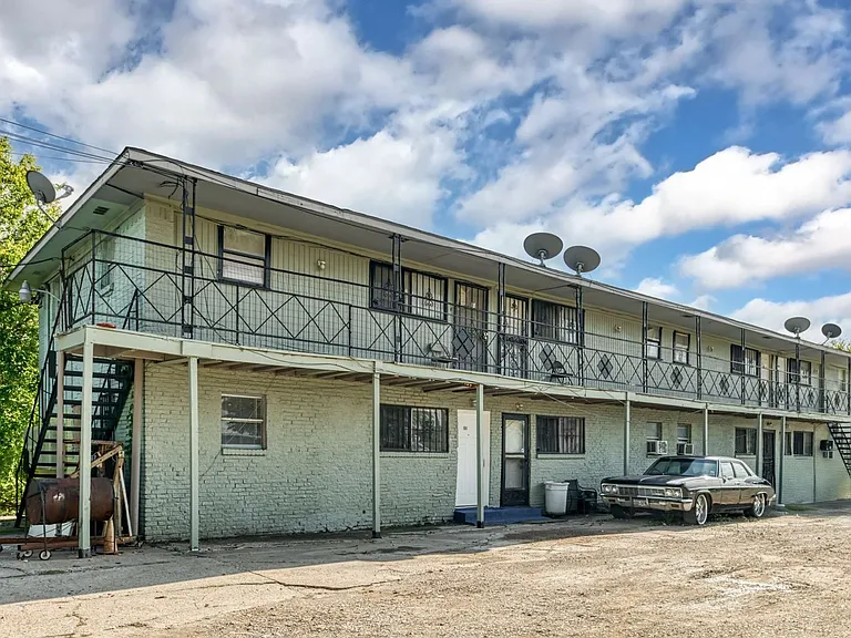 2408 Meyers St — Photo 1