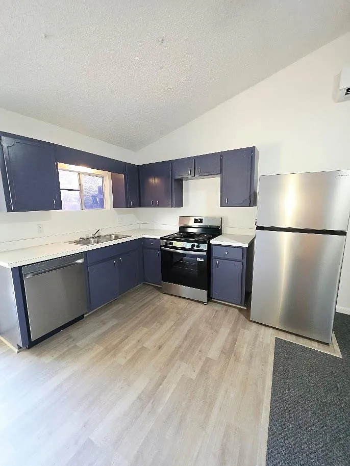 2 bed, 1.0 bath, 2913 sqft, $975 — Photo 3