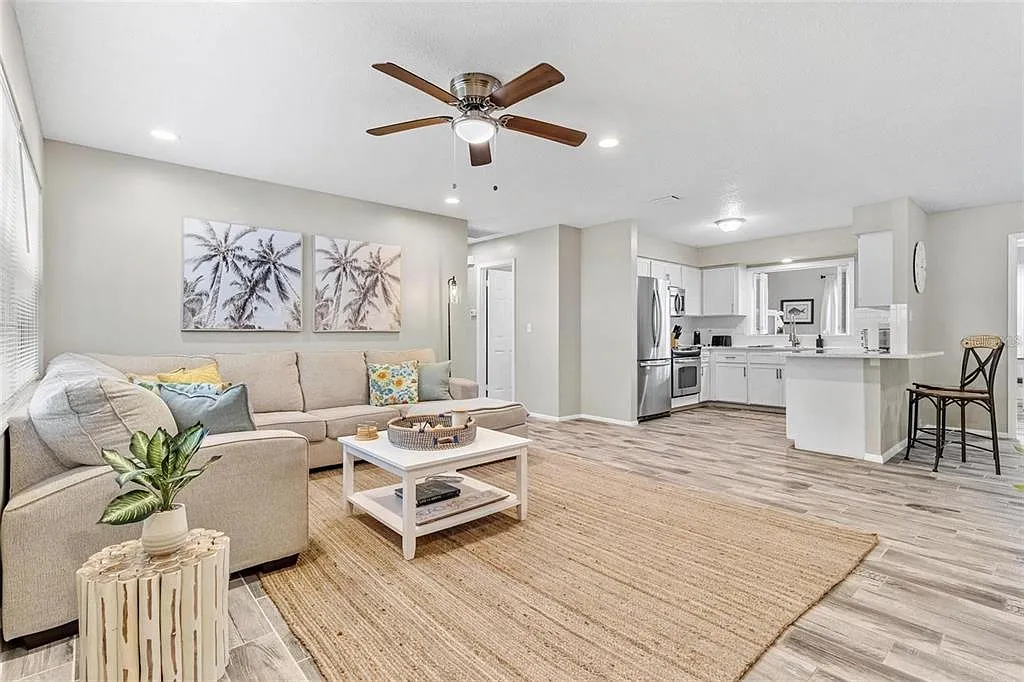 3 bed, 2.0 bath, 1762 sqft, $4,000 — Photo 2