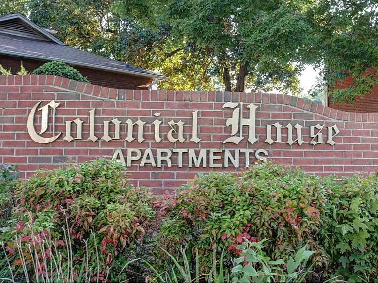 Colonial House Apartments — Photo 10