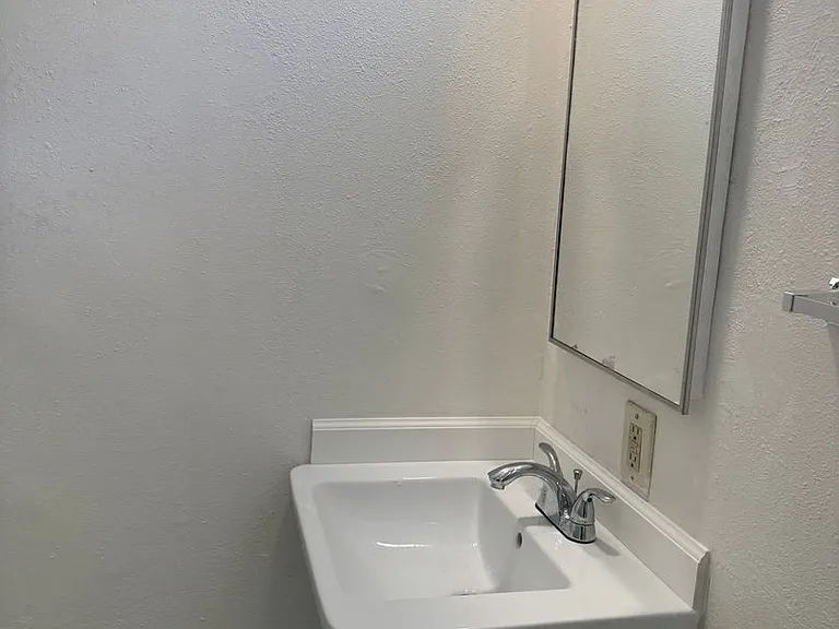 819 S Cypress Ave — Photo 45