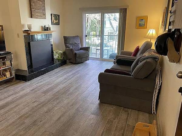 Living room, furnished view, pic 01