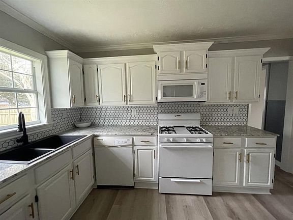 5th image of 2611 Avenue B