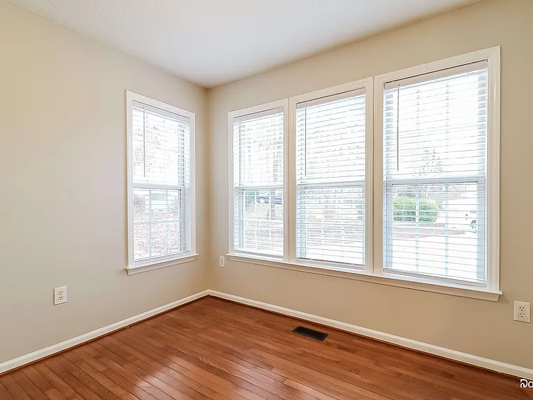 100 Collie Cir — Photo 8