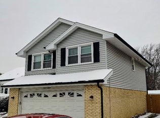 715 Longtree Dr, Wheeling, IL 60090