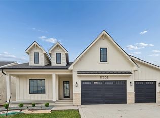 17308 Northview Dr, Urbandale, IA 50323
