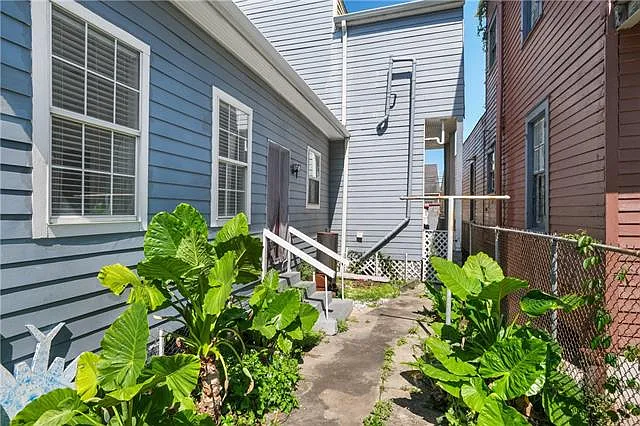 1136 Touro St — Photo 24