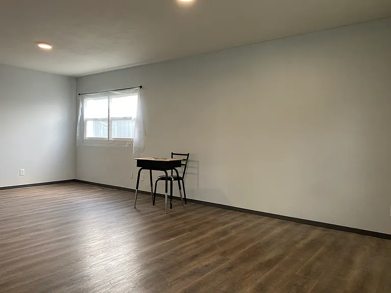 2302 S Saint Clair Ave — Photo 9