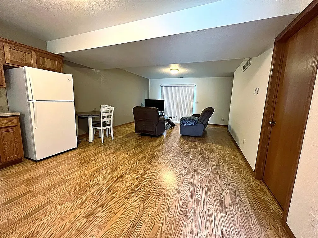 2 bed, 1300 sqft, $1,050 — Photo 4