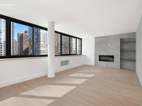 224 East 52nd Street image 4 of 23