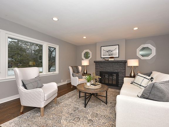 5th image of 307 Washington Ct