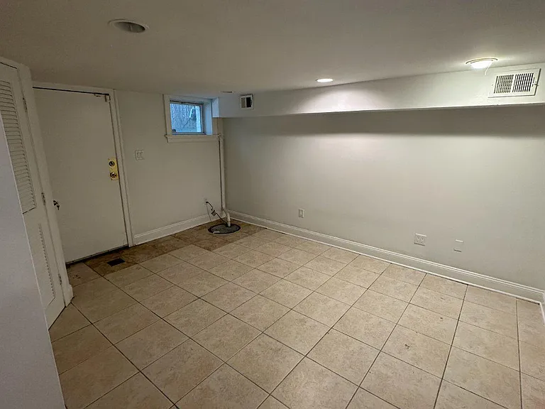 447 Lamont St NW — Photo 6
