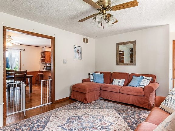 5th image of 450 Jeffrey Ln