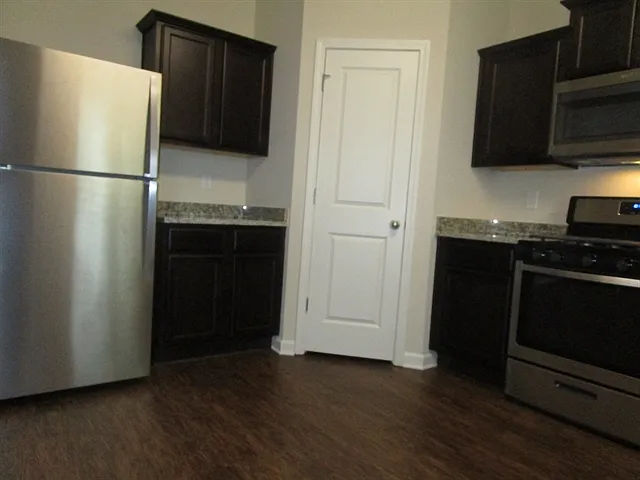 4 bed, 2.5 bath, 1829 sqft, $2,170 — Photo 3