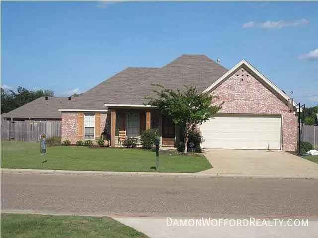614 Oak Park Cir — Photo 1