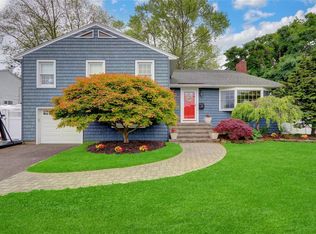 100 Fairfax Rd, Massapequa, NY 11758