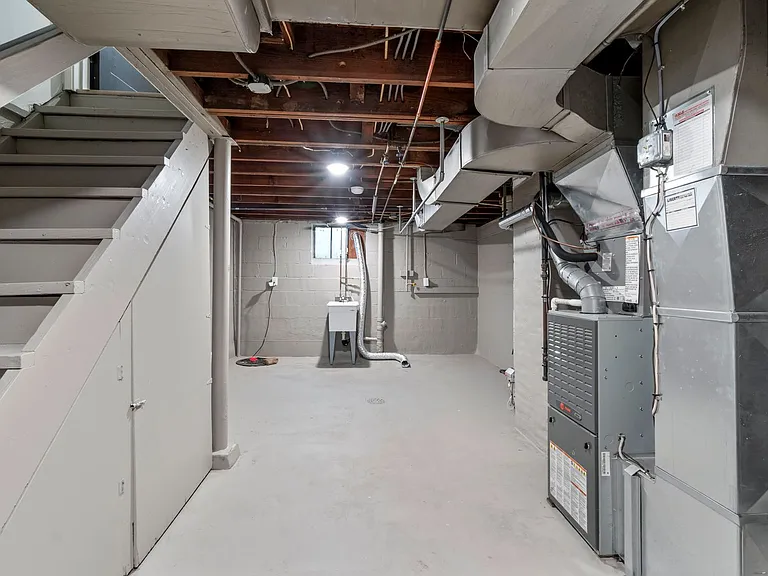 2179 Vantine St — Photo 24
