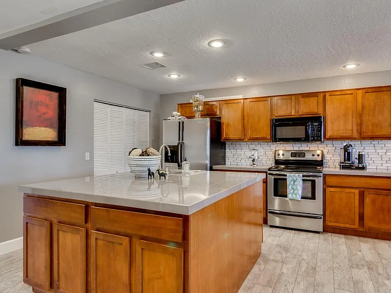 318 E Butler Dr — Photo 13