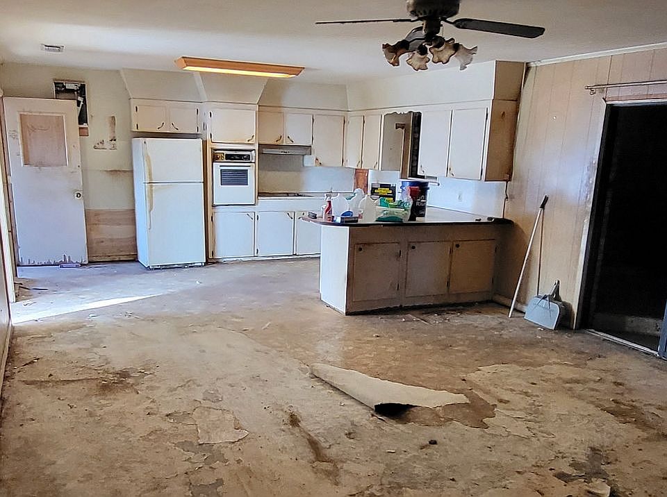 2nd image of 1610 Berry Ln