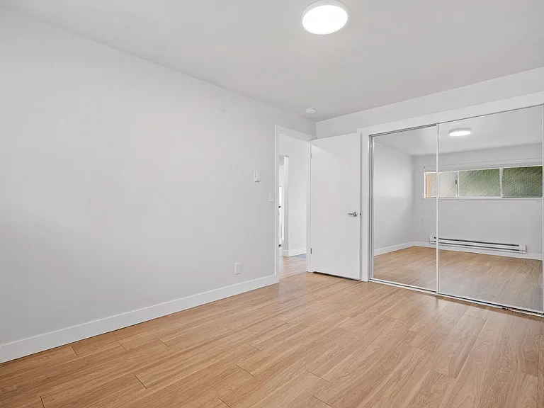Van Lloyd Apartments — Photo 19