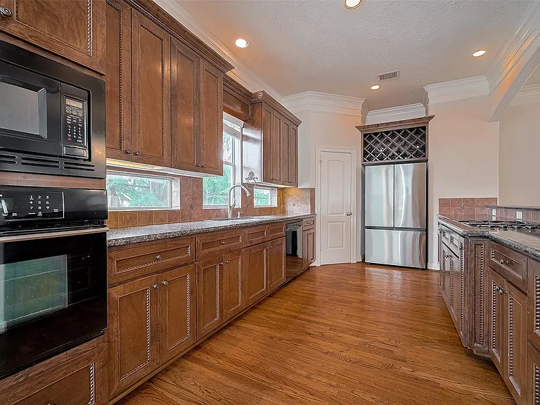 1419 Thompson St — Photo 15