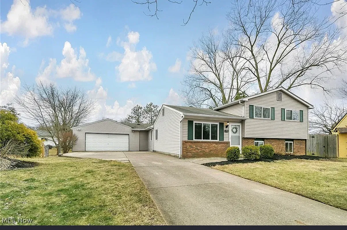 3 bed, 1.5 bath, 1808 sqft, $2,200 — Photo 1