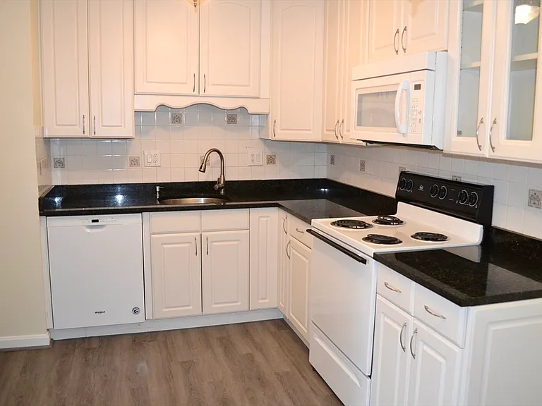 4 Universal St #12 — Photo 3