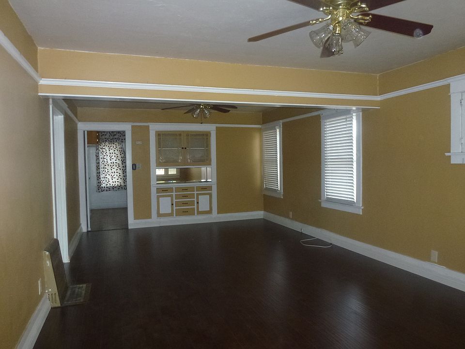 Livingroom/Dining Area