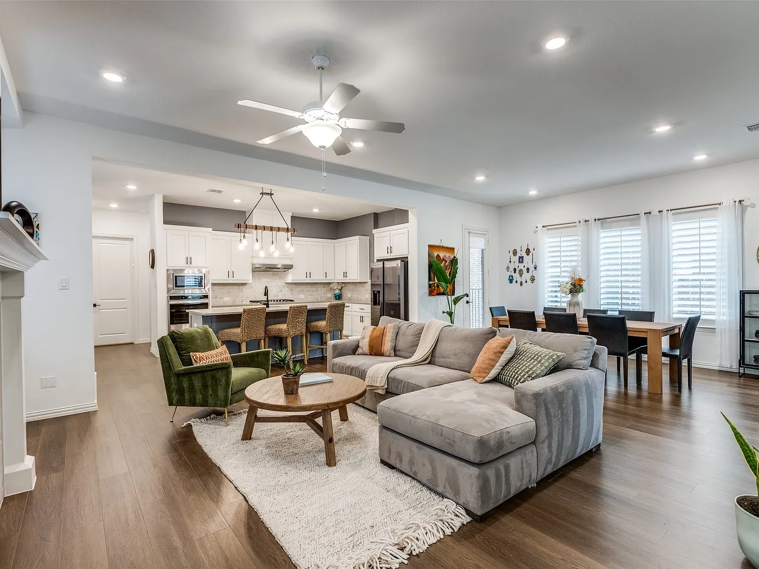 4 bed, 3.5 bath, 3299 sqft, $3,700 — Photo 3