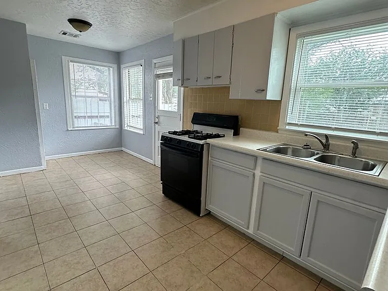 4319 Gables St — Photo 6