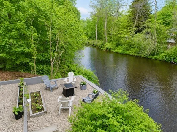 42 Water St, Leeds, MA 01053