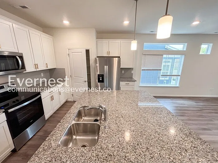 3 bed, 2.0 bath, 1646 sqft, $2,847 — Photo 4