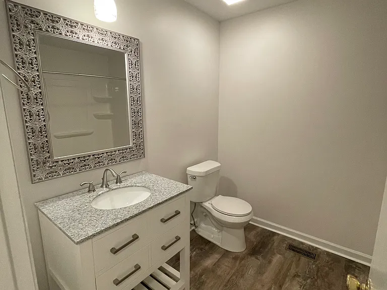 Full bathroom (hallway)