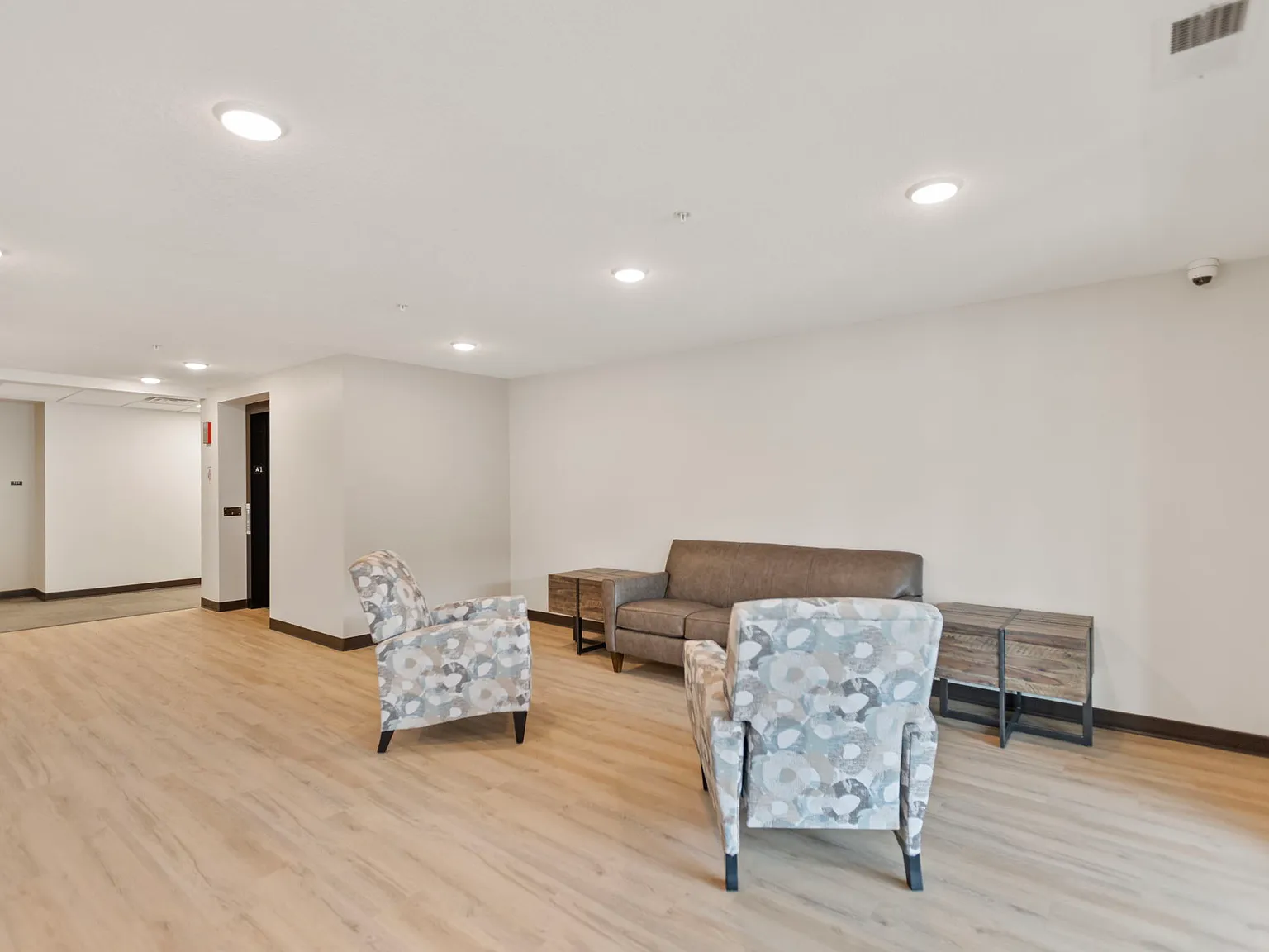 Old Town Apartments — Photo 4