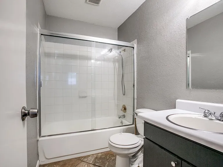 4425 Windsor Dr — Photo 8
