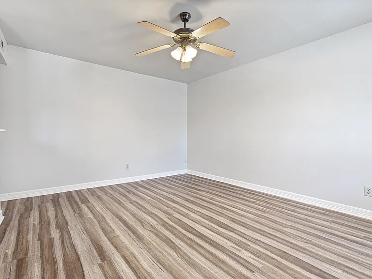 884 W Holly St — Photo 15