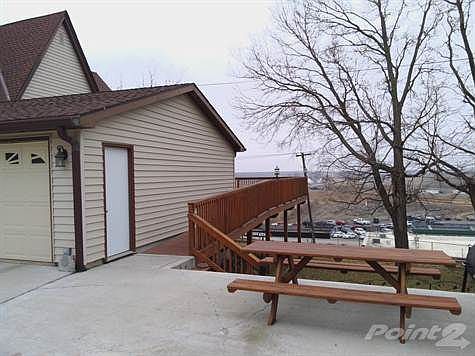 Showing walk way to deck.