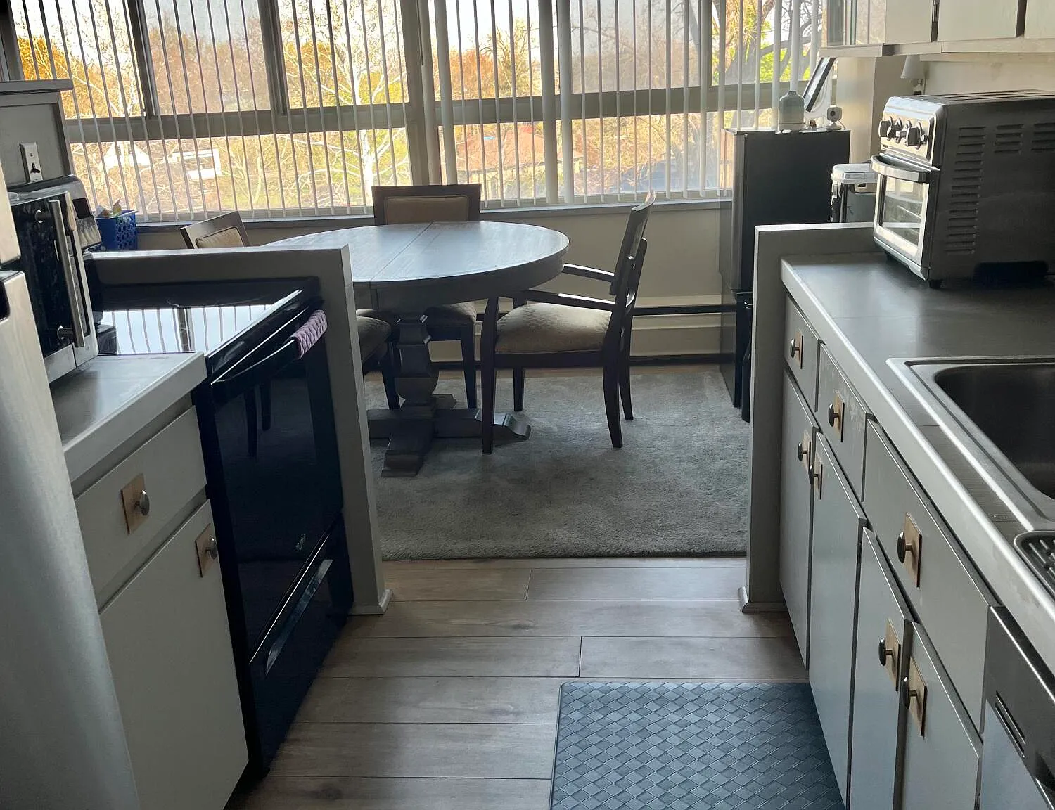 2 bed, 1.0 bath, 850 sqft, $1,300 — Photo 3
