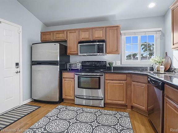 5th image of 32 Highland Ave