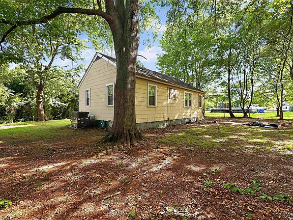 4th image of 204 Anderson Dr
