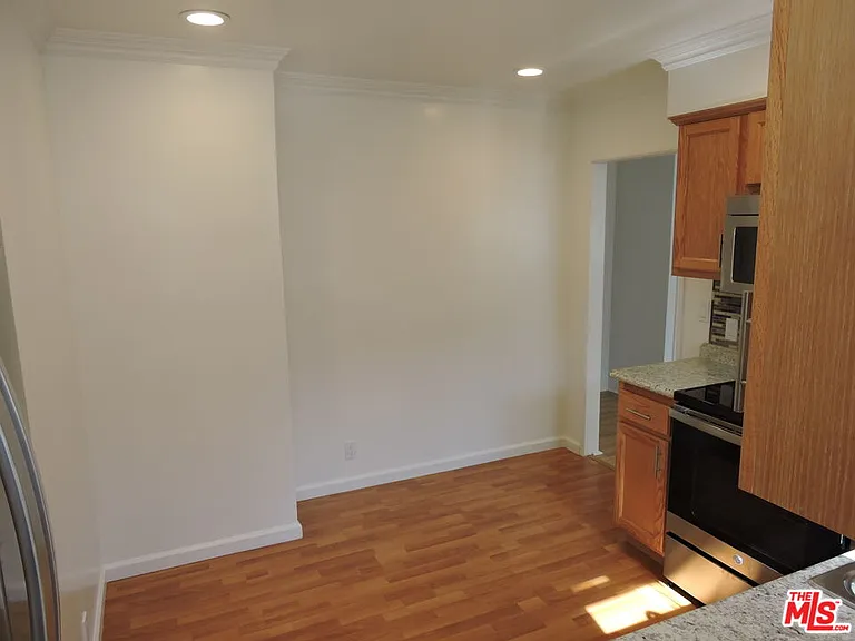 559 N Windsor Blvd — Photo 26