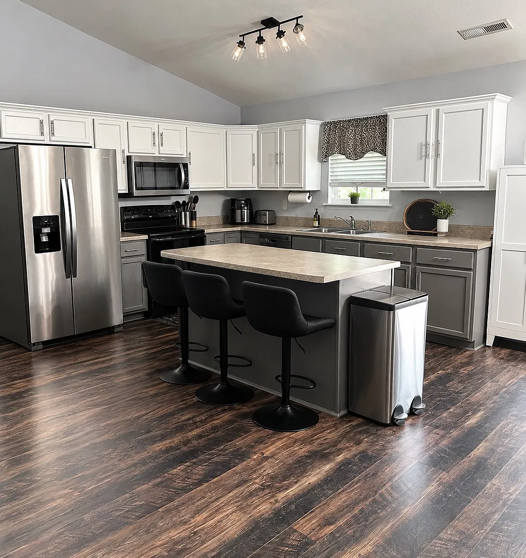 4 bed, 1600 sqft, $2,300 — Photo 3