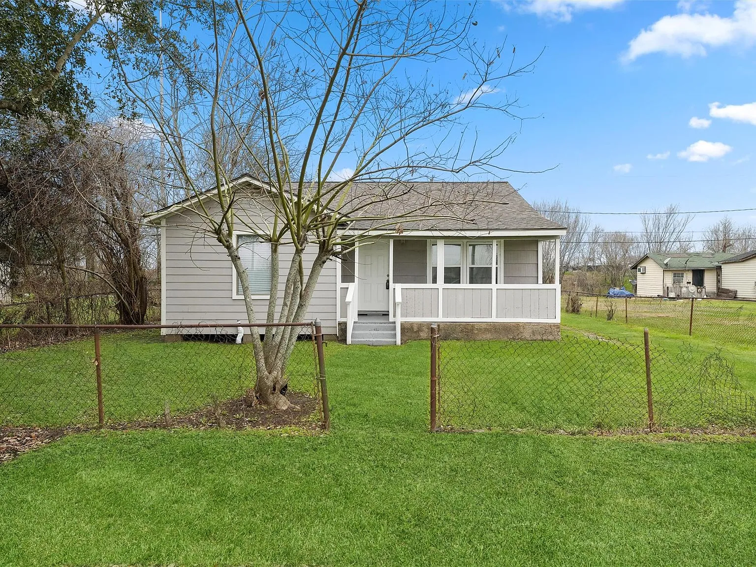 3 bed, 1.0 bath, 948 sqft, $1,300 — Photo 2