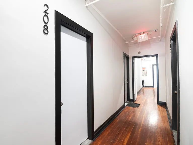 8th Street Studios Near Downtown Los Angeles Move-In Special — Photo 6