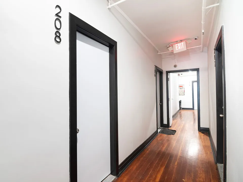 8th Street Studios Near Downtown Los Angeles Move-In Special