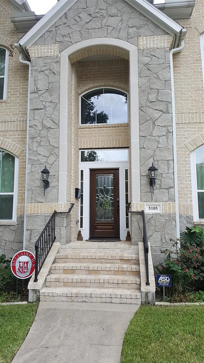 Building Photo - 5105 Maple St