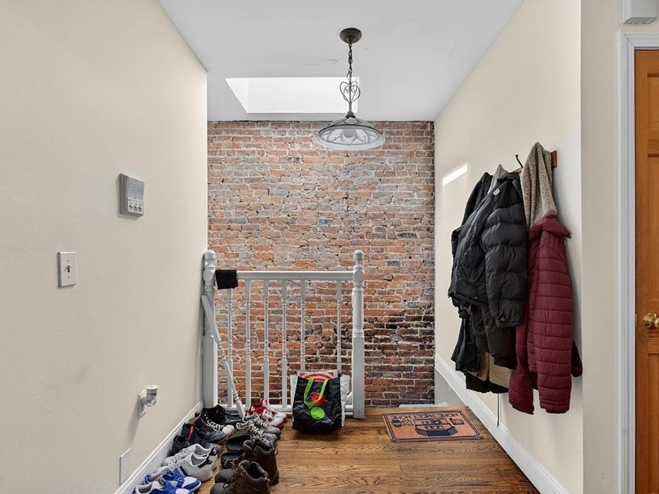 1st image of 7 Chesterton St #3