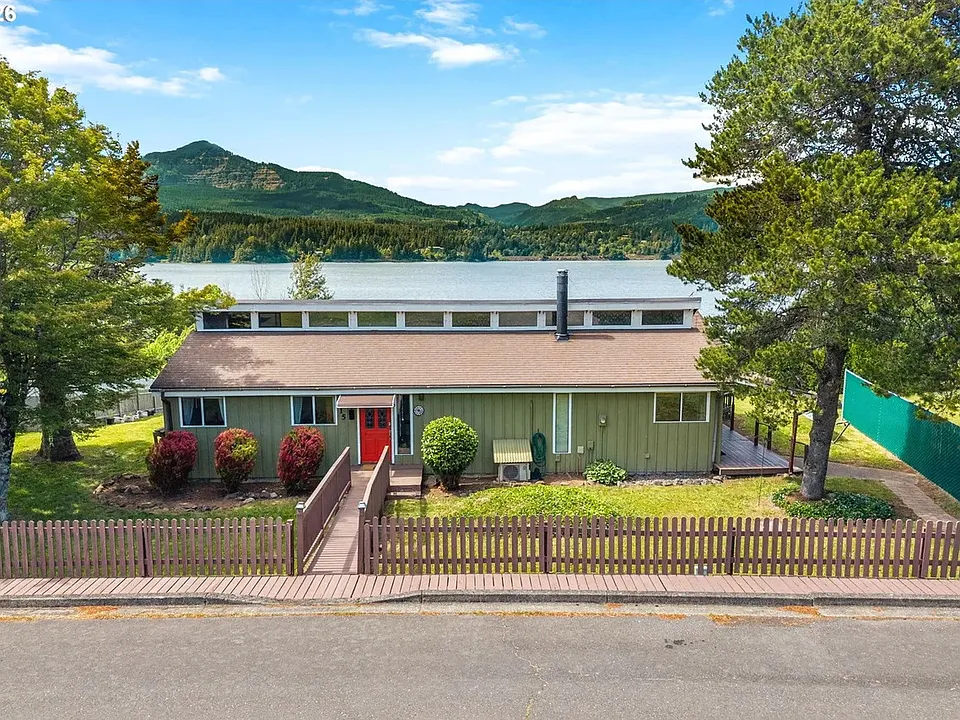 115 NE Riverview Dr