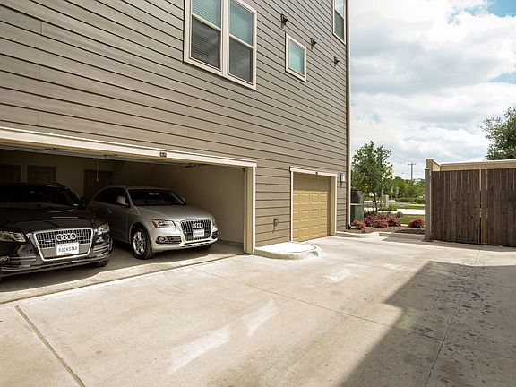 2nd image of 2726 Mercedes Ave #1370
